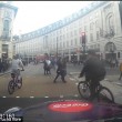 Decine ciclisti passano col rosso a Londra pedoni vengono schivati3