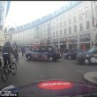Decine ciclisti passano col rosso a Londra pedoni vengono schivati