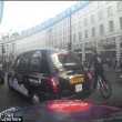 Decine ciclisti passano col rosso a Londra pedoni vengono schivati5