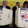 Donald Trump sbircia il voto della moglie Melanie. E il figlio Eric lo imita FOTO