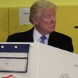 Donald Trump sbircia il voto della moglie Melanie. E il figlio Eric lo imita FOTO2