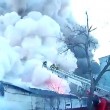 Fabbrica fuochi artificio in fiamme esplode: pompieri fuggono4
