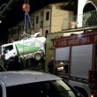 Firenze, camion rifiuti sbaglia strada e finisce giù per le scale incastrato3