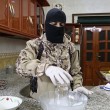 Isis mostra come fabbricare ordigno in casa e come sgozzare infedeli5