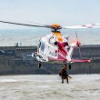 Tempesta Angus, inondazioni in tutta la Gran Bretagna: donna finisce in mare 2