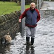 Tempesta Angus, inondazioni in tutta la Gran Bretagna: donna finisce in mare