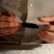 Nascondere la penna dentro la mano: ecco come funziona il trucco10