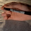 Nascondere la penna dentro la mano: ecco come funziona il trucco3