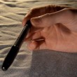Nascondere la penna dentro la mano: ecco come funziona il trucco4