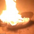 New Balance bruciate simbolo della protesta anti Trump2