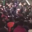 YOUTUBE Besiktas-Napoli, scontro tifosi in metropolitana: uno accoltellato