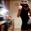 VIDEO YOUTUBE Donna improvvisa sfilata in casa, ma cade rovinosamente