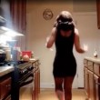 VIDEO YOUTUBE Donna improvvisa sfilata in casa, ma cade rovinosamente 2