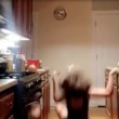 VIDEO YOUTUBE Donna improvvisa sfilata in casa, ma cade rovinosamente 3