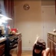 VIDEO YOUTUBE Donna improvvisa sfilata in casa, ma cade rovinosamente 5