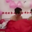 Sposini hanno un rapporto durante le nozze: imbarazzante rito in Cina5