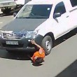 Sudafrica, donna investita trascinata per 20 metri da un furgone2