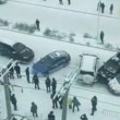 Nove auto e un bus "pattinano" sul ghiaccio: mega incidente in Cina2