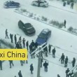 Nove auto e un bus "pattinano" sul ghiaccio: mega incidente in Cina3