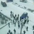 Nove auto e un bus "pattinano" sul ghiaccio: mega incidente in Cina4