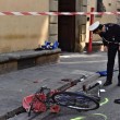 Firenze, anziano investe padre e figlio di 20 mesi in bici e si schianta contro auto 3