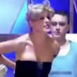 YOUTUBE La conduttrice tv Tania Llasera sposta microfono e...rimane senza maglietta