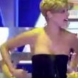 YOUTUBE La conduttrice tv Tania Llasera sposta microfono e...rimane senza maglietta 2