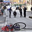 Firenze, anziano investe padre e figlio di 20 mesi in bici e si schianta contro auto 5