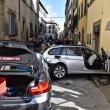 Firenze, anziano investe padre e figlio di 20 mesi in bici e si schianta contro auto 6
