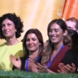 Leopolda, Agnese Landini e Maria Elena Boschi applaudono Renzi sul palco VIDEO