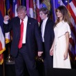 Melania Trump al fianco di Donald: quel che l'abito lascerebbe intravedere