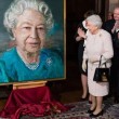 Regina Elisabetta presenta un suo ritratto. Vicino a lei l'ex comandante dell'Ira FOTO