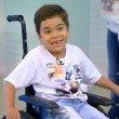 Bimbo paralizzato dalla poliomielite cammina per la prima volta in classe 3