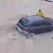 Prova a raggiungere la sua auto durante inondazione4