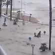 Prova a raggiungere la sua auto durante inondazione