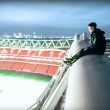 Scala l'Arsenal Stadium e sale su palo sostegno alto 190 metri