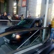 Torino, sbaglia strada e finisce col suv sulle scale della metropolitana 2