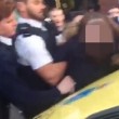 Tre adolescenti fermati a Liverpool. Gente urla "bulli" agli agenti2