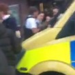 Tre adolescenti fermati a Liverpool. Gente urla "bulli" agli agenti4