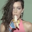 YOUTUBE Bella Hadid, nel video Love Magazine mangia la banana e...