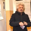 YOUTUBE Beppe Grillo: "Se vince Sì lo accetto". E fa la prova matita...6