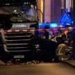 Berlino, camion piomba su mercatino di Natale: 9 morti, feriti. "Isis rivendica"07