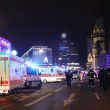 Berlino, camion piomba su mercatino di Natale: 9 morti, feriti. "Isis rivendica"11