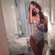 Emily Ratajkowski, buonanotte in lingerie da 650mila like FOTO