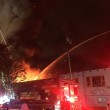 YOUTUBE Incendio in capannone a Oakland: almeno 9 mo 3rti e 25 dispersi