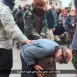 Isis, comandante con barba rossa ordina la decapitazione. Le foto