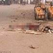 Nigeria: donna kamikaze fallisce attentato, linciata a morte dalla folla