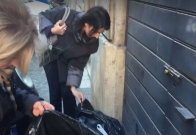 Virginia Raggi in giro per Roma: sindaca controlla sacchetti spazzatura con la Muraro VIDEO2