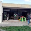 Sassari, teppisti danno fuoco alla scuola materna: 70 bimbi a casa dopo le feste