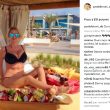 Paola Ferrari, vacanze a Dubai: in bikini nero tra la frutta... 01